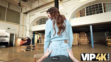 За деньги выебал уличную музыкантшу перед ревнивым парнем