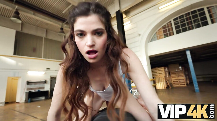 За деньги выебал уличную музыкантшу перед ревнивым парнем