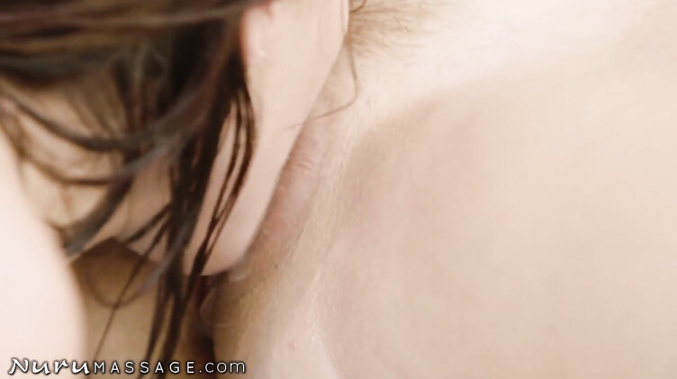 Опытная массажистка учит практикантку лизать волосатую пизду