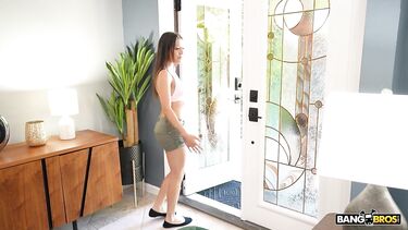 Зрелый и молодая: Накаченный взрослый мужик ебет молодую жену друга в гостях, пока его нет дома