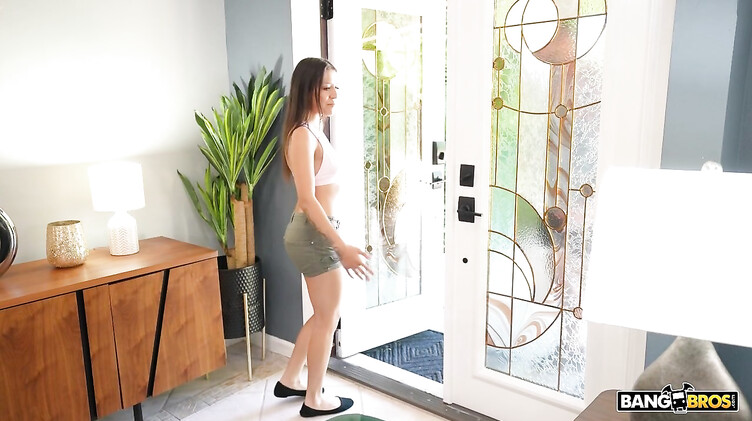 Накаченный взрослый мужик ебет молодую жену друга в гостях, пока его нет дома