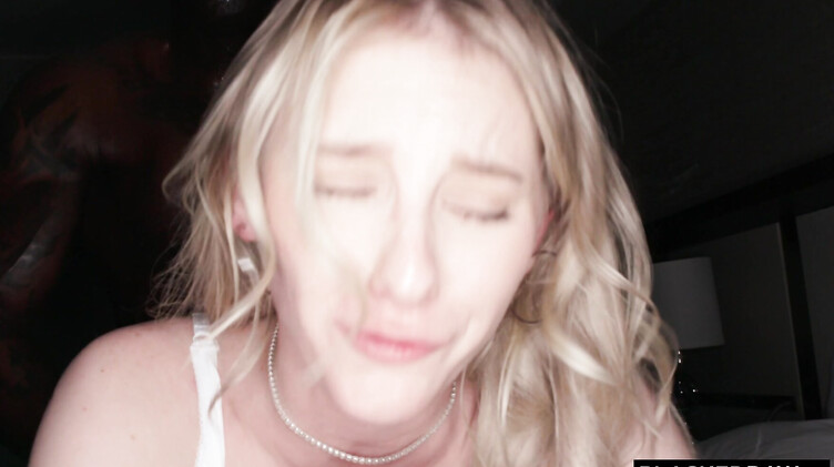 Подруга поделилась негром ебарем - слишком хорошо ебет!