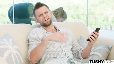 Пялит в анал инструкторшу по йоге, а жена не в курсе