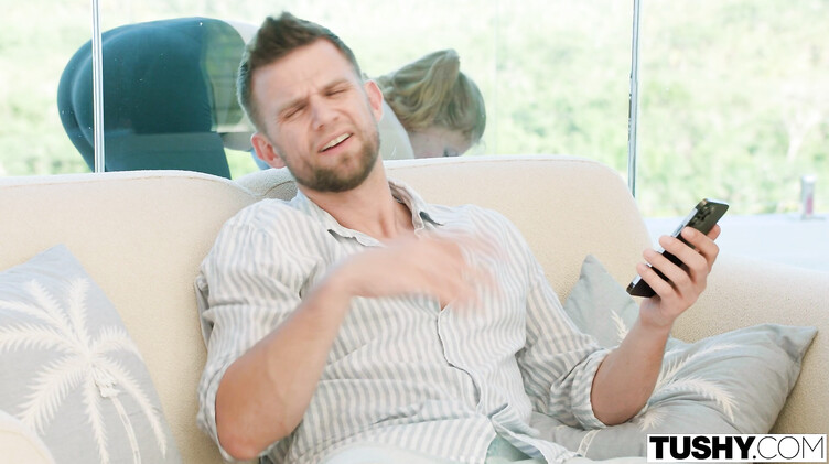 В отеле: Пялит в анал инструкторшу по йоге, а жена не в курсе