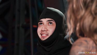 Грабитель залез в дом госпожи и стал служить