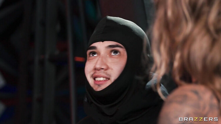 Раб: Грабитель залез в дом госпожи и стал служить