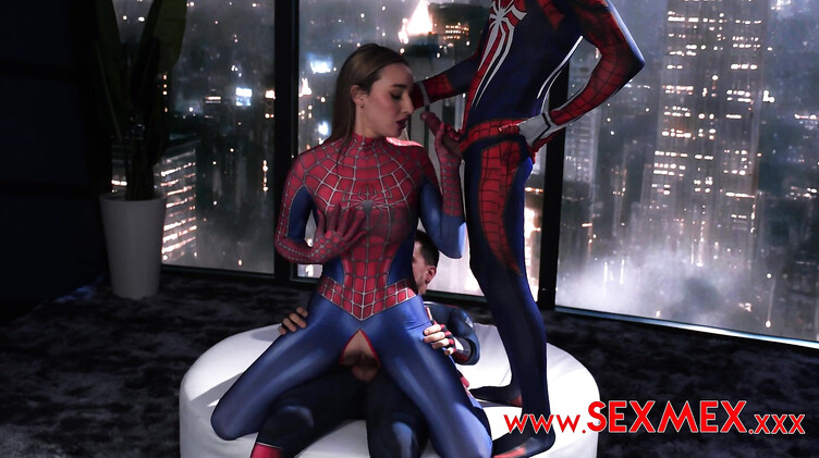 Человек-Паук и Капитан Америка ебут подружку паучка