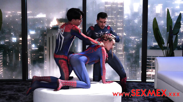 Человек-Паук и Капитан Америка ебут подружку паучка