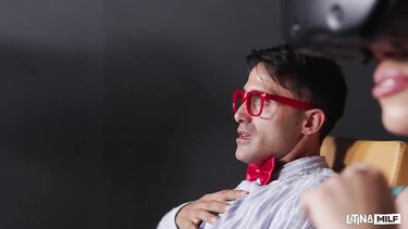 Перепутал места в кино и выебал чужую милфу Октокуро