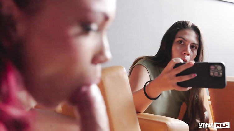 Перепутал места в кино и выебал чужую милфу Октокуро