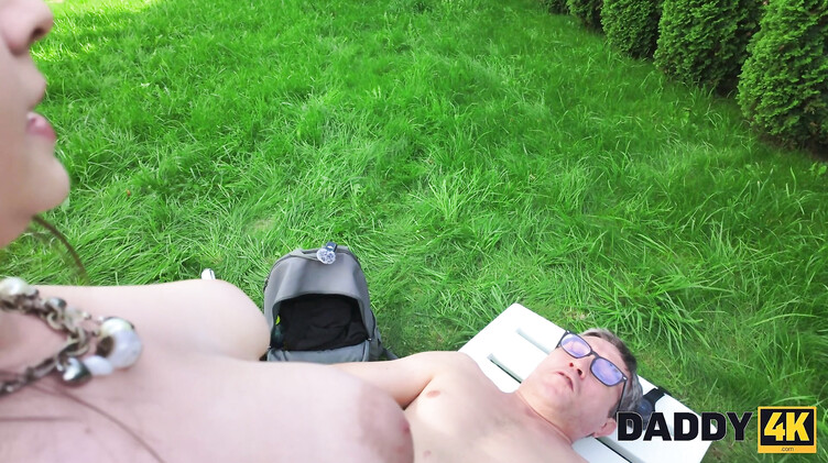 Большие натуральные сиськи: Дед на даче трахнул жену сына при куколде