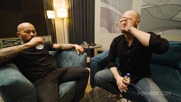 Служанка Моника Фокс с вывернутым наизнанку очком жестко выебана в два ствола