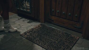 Nina White: Сбежала из дома к озабоченнй семейке: секс втроем в клетке