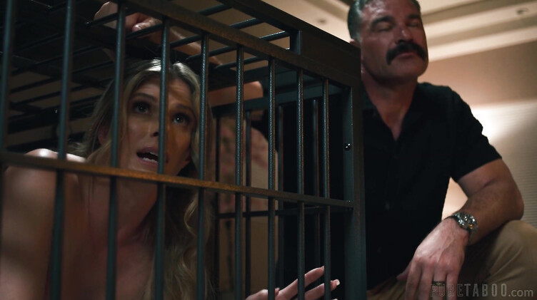 Сбежала из дома к озабоченнй семейке: секс втроем в клетке