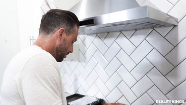 Лукас Фрост жарит попастую подружку своего бро по колледжу