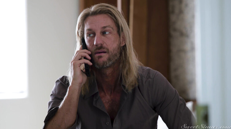 Волосатый тип прожаривает пианистку со сливом на мохнатку