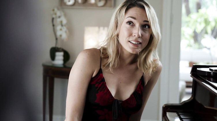 Волосатый тип прожаривает пианистку со сливом на мохнатку