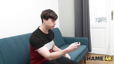 Возбудил пультом от секс игрушки зрелку и отодрал ее в жопу