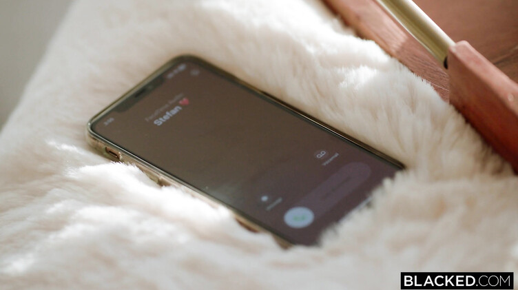 Секретарша с трудом помещает в рот и киску болт темнокожего босса