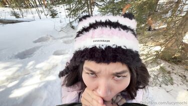 Сует хуй из пизды в жопу азиатке в заснеженном лесу