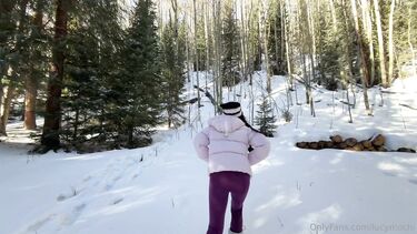 Сует хуй из пизды в жопу азиатке в заснеженном лесу