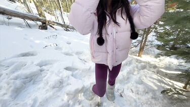 Сует хуй из пизды в жопу азиатке в заснеженном лесу