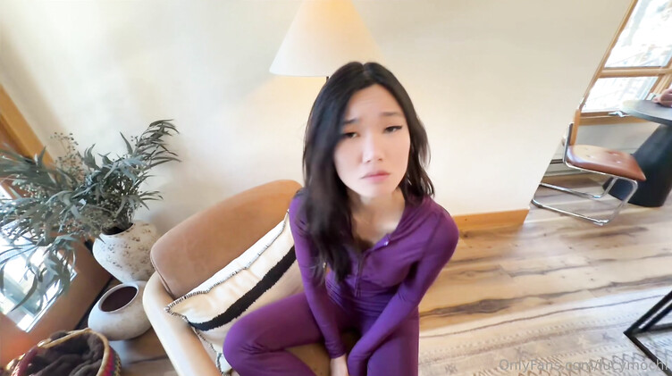 Сует хуй из пизды в жопу азиатке в заснеженном лесу