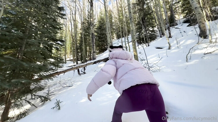 Сует хуй из пизды в жопу азиатке в заснеженном лесу