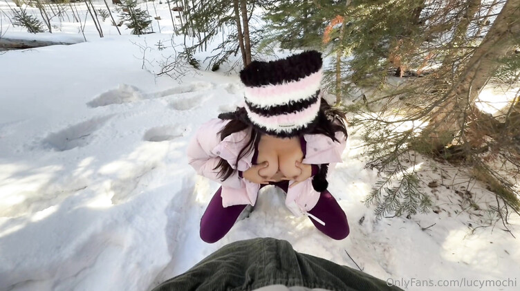 Onlyfans: Сует хуй из пизды в жопу азиатке в заснеженном лесу