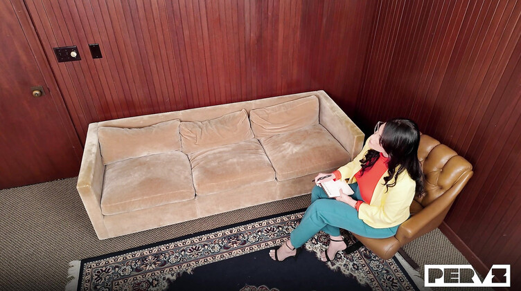 Девушка психолог устраивает тройник на сеансе с отчимом и падчерицей