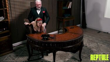 Крестный отец отлизал киску внучке и выебал ее