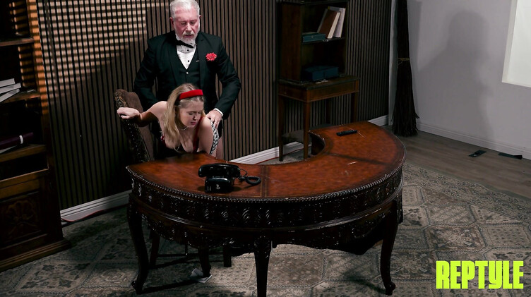 Крестный отец отлизал киску внучке и выебал ее