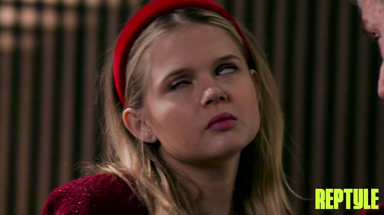 Ноги за голову: Крестный отец отлизал киску внучке и выебал ее