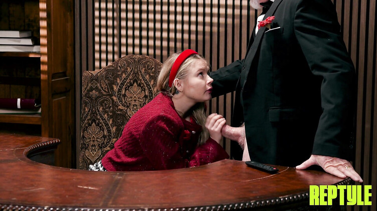 Крестный отец отлизал киску внучке и выебал ее