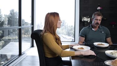 Батя тестирует узкую пизду подруги сына