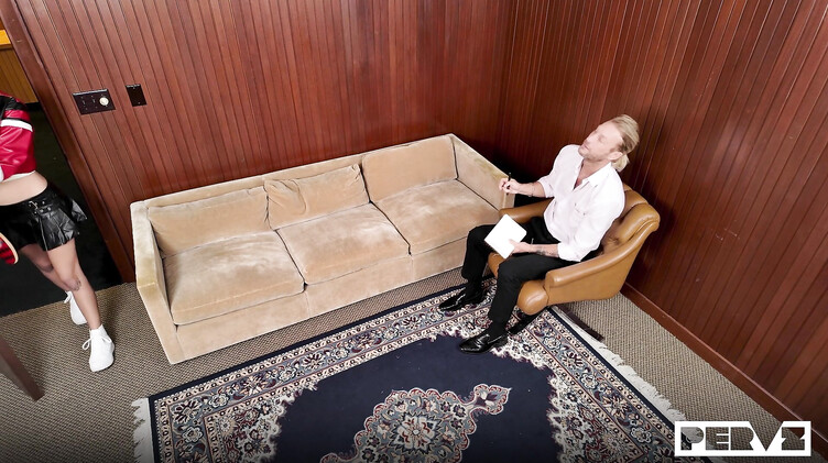 Психолог мирит подруг групповым сексом ЖМЖ