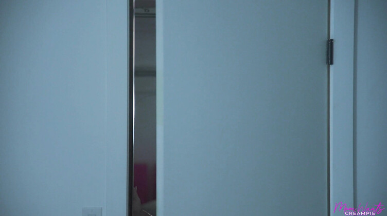 Taylor Vixxen: Мачеха пиздой снимает стресс пасынку со спермотоксикозом