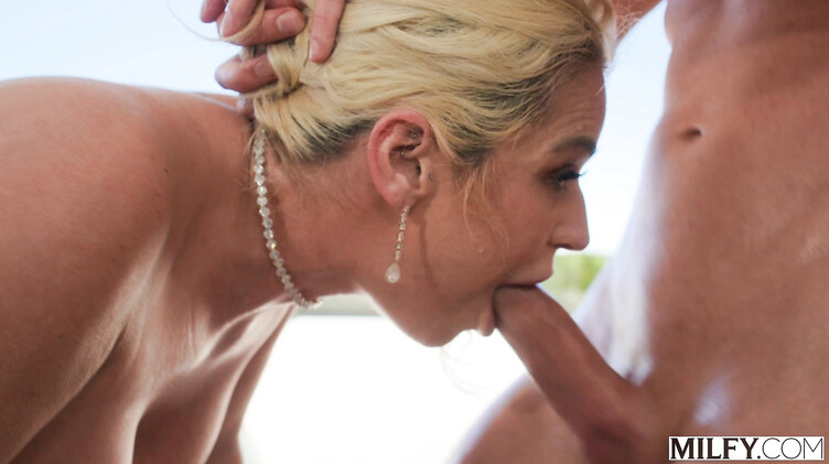 Свадебный фотограф дерет в пизду и жопу зрелую грудастую невесту