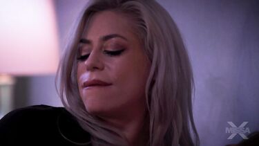 Gigi Dior: Мачеха Джиджи Диор ебется с онанистом пасынком посреди ночи