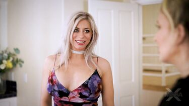 Мачеха Джиджи Диор ебется с онанистом пасынком посреди ночи