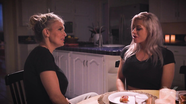 Мачеха Джиджи Диор ебется с онанистом пасынком посреди ночи