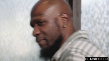 Соседка смакует сперму негра после горячей ебли