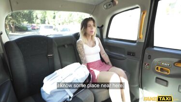Нимфоманка с недотрахом умоляет таксиста выебать ее в машине