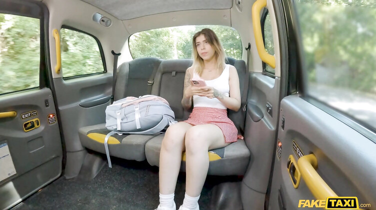 Нимфоманка с недотрахом умоляет таксиста выебать ее в машине