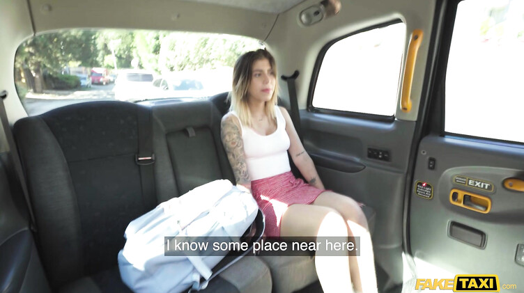 Нимфоманка с недотрахом умоляет таксиста выебать ее в машине