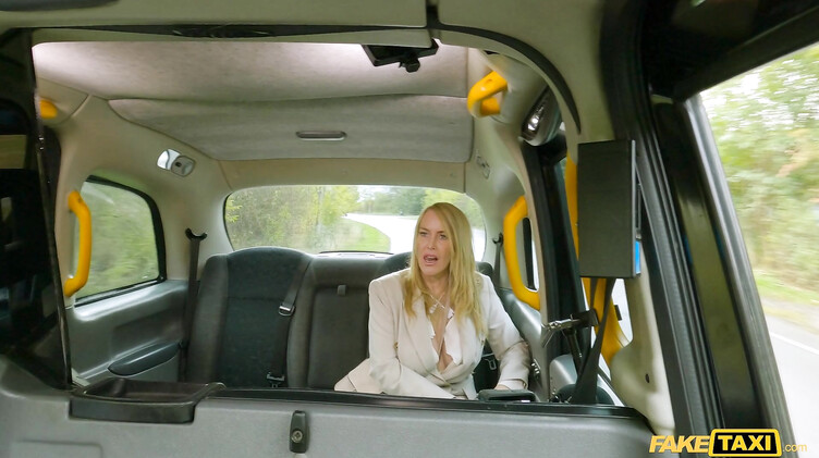 Жена босса разводит таксиста на жесткий секс на пассажирском сидении