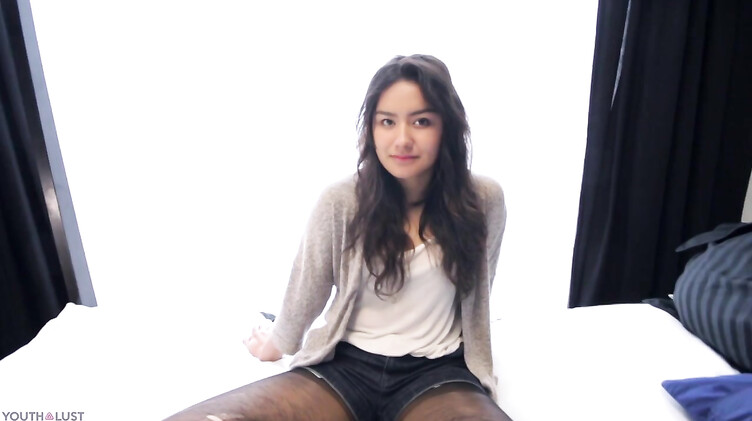 Настоящая целка! Огромным членом лишает девственности 18-летнюю латинку