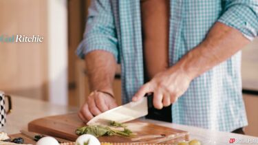 Любовник брутально трахает замужнюю в глотку и анал