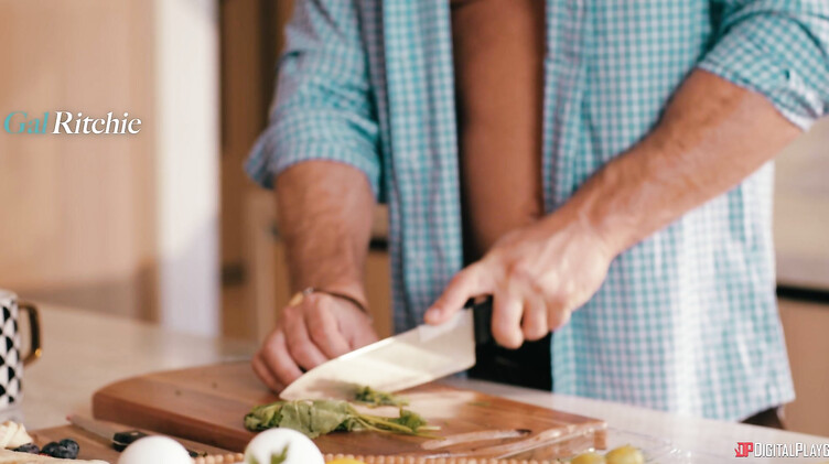 Любовник брутально трахает замужнюю в глотку и анал