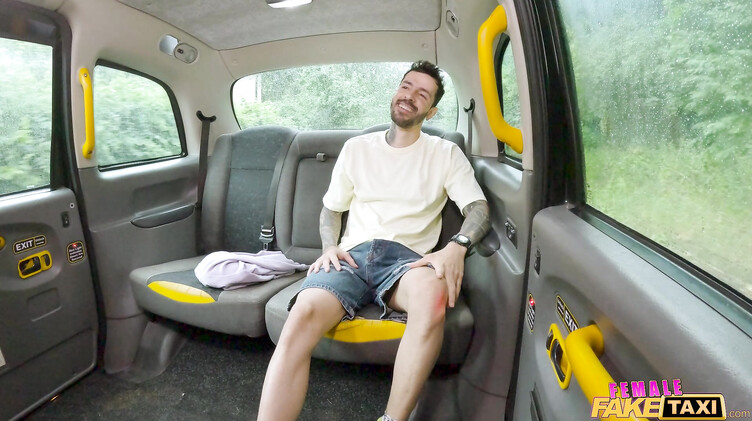 Рыжая таксистка ебется с пассажиром в отместку неверному бойфренду